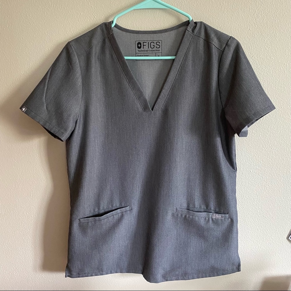 FIGS Casma Three Pocket Scrub Top in Graphite